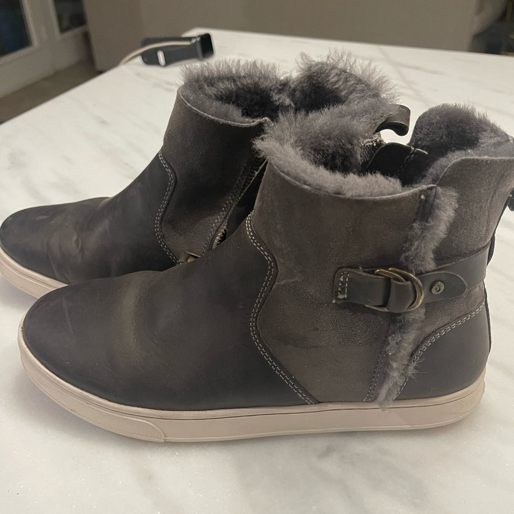 Olukai Pehuea Hulu Sherpa lined bootie